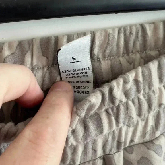 305 Varley Animal Print Lounge Pants Size Small - Picture 6 of 8